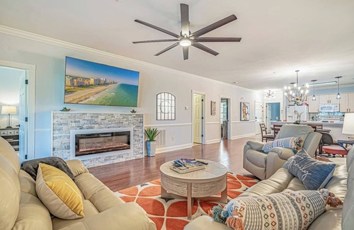 Central Myrtle Beach Apartamento | Luxury 3 Bedroom 2 Bathroom Condo Overlooking The Lake!