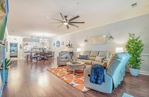 Central Myrtle Beach Apartamento | Luxury 3 Bedroom 2 Bathroom Condo Overlooking The Lake!