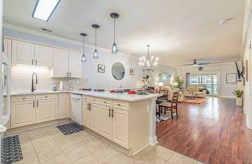 Central Myrtle Beach Apartamento | Luxury 3 Bedroom 2 Bathroom Condo Overlooking The Lake!