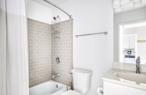 Lake View East Apartamento | Luxe Lakeview Studio w/ Deck, Pool & Gym, nr Lincoln Park, by Blueground