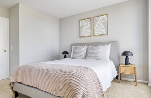 Lake View East Apartamento | Luxe Lakeview Studio w/ Deck, Pool & Gym, nr Lincoln Park, by Blueground