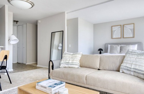 Lake View East Apartamento | Luxe Lakeview Studio w/ Deck, Pool & Gym, nr Lincoln Park, by Blueground