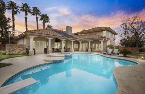 Paradise Apartamento | Luxe Las Vegas Villa: Pickleball & Heated Pool Fun