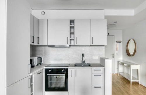Vienna Apartamento | Luxe Leopoldstadt 1BR w/ Elevator, Balcony & Gym, near U2, by Blueground