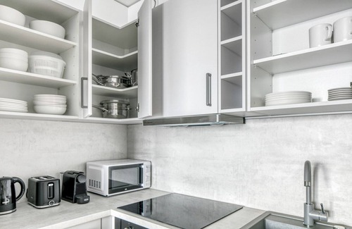 Vienna Apartamento | Luxe Leopoldstadt 1BR w/ Elevator, Balcony & Gym, near U2, by Blueground