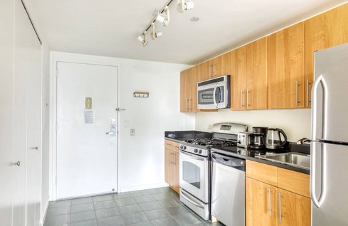 Hunters Point Apartamento | Luxe LIC 1BR w/ W/D, Elevator & Doorman, near East River, by Blueground