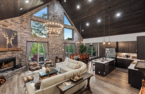 Alpine Lake Cabina | Luxe Lodge, Fam & Dog Friendly, Hot Tub, Arcade ,Game Rm