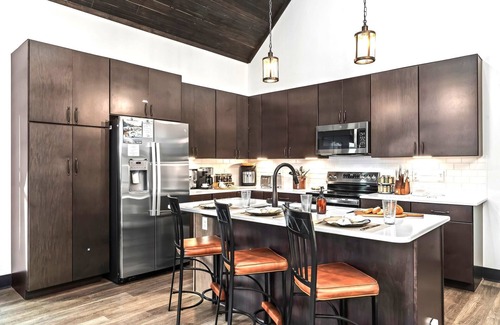 Alpine Lake Cabina | Luxe Lodge, Fam & Dog Friendly, Hot Tub, Arcade ,Game Rm