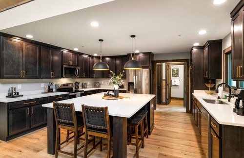 Wears Valley Casa | Luxe Lodge - Golf Sim, Pool, Theater, Sleeps 20