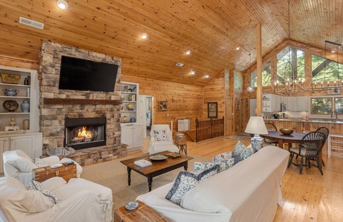 Sapphire Cabina | Luxe lodge-Sleeps 12-Close to Resort-Amenity Access