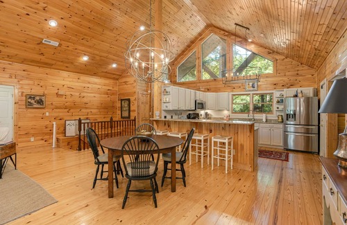 Sapphire Cabina | Luxe lodge-Sleeps 12-Close to Resort-Amenity Access