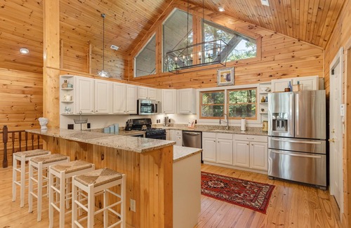 Sapphire Cabina | Luxe lodge-Sleeps 12-Close to Resort-Amenity Access
