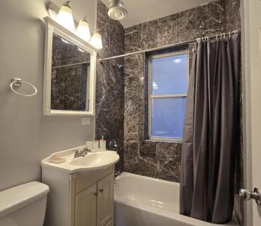 Woodlawn Apartamento | Luxe Loft vibe with King Suite - 4BR 3Ba