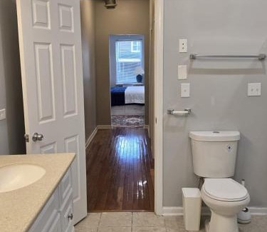 Woodlawn Apartamento | Luxe Loft vibe with King Suite - 4BR 3Ba
