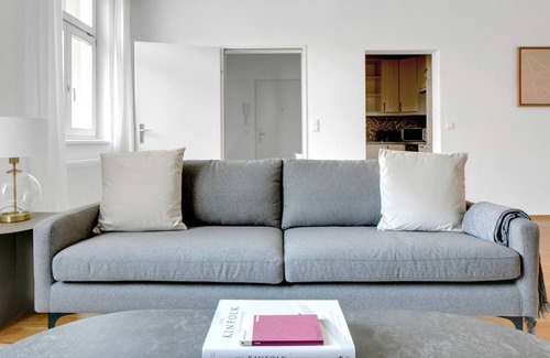 Matzleinsdorf Apartamento | Luxe Margareten 2BR w/ Elevator near Matzleinsdorferplatz, by Blueground