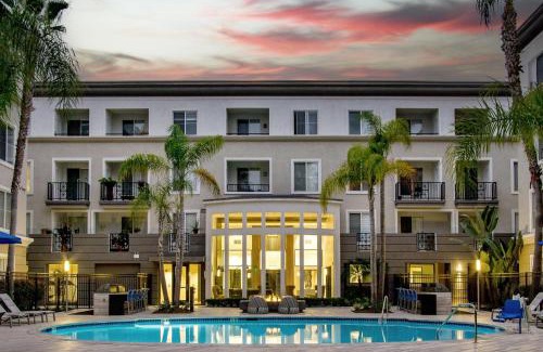 Del Rey Apartamento | Luxe Marina Del Rey Apartment,Parking, Gym, Pool, jacuzzi,BBQ