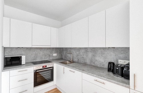 Vienna Apartamento | Luxe Marinatower 2BR w/ Gym & Elevator, nr metro U2, by Blueground