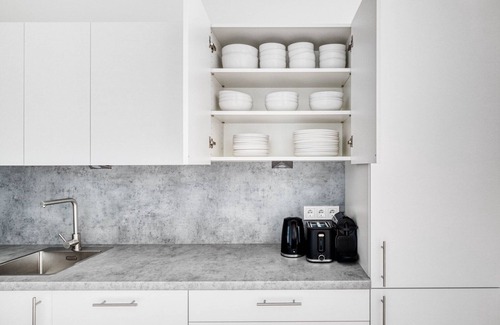 Vienna Apartamento | Luxe Marinatower 2BR w/ Gym & Elevator, nr metro U2, by Blueground