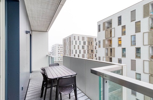 Vienna Apartamento | Luxe Marinatower 2BR w/ Gym & Elevator, nr metro U2, by Blueground