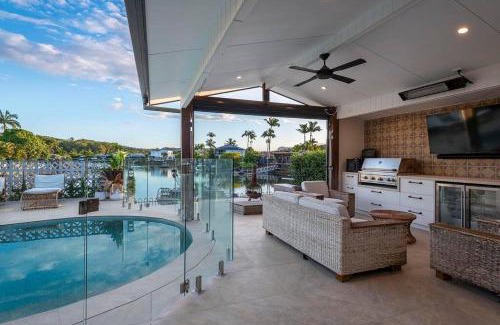 Currumbin Waters Casa | Luxe Modern Waterfront 4BR Oasis Wifi, BBQ & Pool