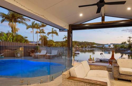 Currumbin Waters Casa | Luxe Modern Waterfront 4BR Oasis Wifi, BBQ & Pool