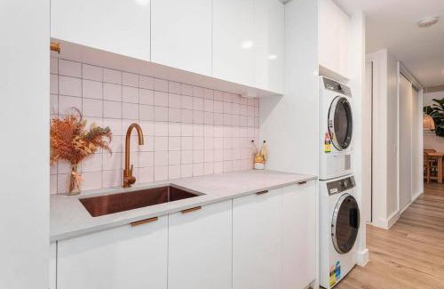 Currumbin Waters Casa | Luxe Modern Waterfront 4BR Oasis Wifi, BBQ & Pool