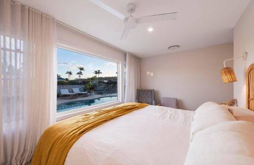 Currumbin Waters Casa | Luxe Modern Waterfront 4BR Oasis Wifi, BBQ & Pool