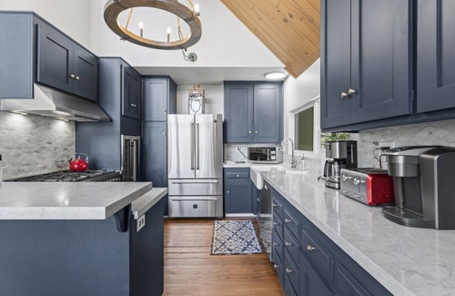 Blue Jay Cabina | Luxe Mountain Retreat! Lake & Village Close! Game Room- AC- Backs up to trails!