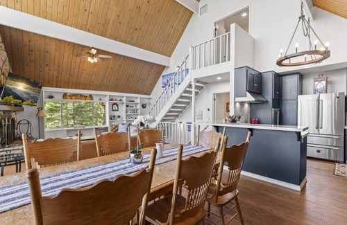 Blue Jay Cabina | Luxe Mountain Retreat! Lake & Village Close! Game Room- AC- Backs up to trails!