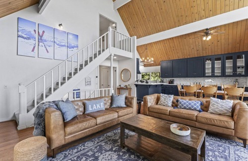 Blue Jay Cabina | Luxe Mountain Retreat! Lake & Village Close! Game Room- AC- Backs up to trails!