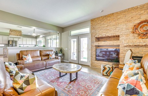 North Gateway Casa | Luxe Mtn-View Mansion with Hot Tub in Phoenix!