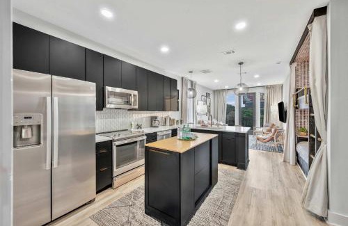 Nashville Apartamento | Luxe Nashville Trio Sleeps 21 and Rooftop Access
