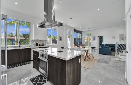 Lake Ridge Casa | Luxe NEW Modern Home with Pool