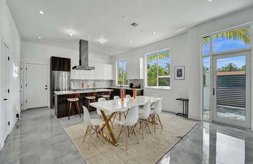 Lake Ridge Casa | Luxe NEW Modern Home with Pool