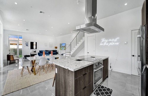 Lake Ridge Casa | Luxe NEW Modern Home with Pool