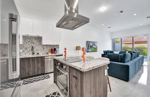 Lake Ridge Casa | Luxe NEW Modern Home Heated Pool
