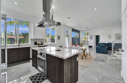 Lake Ridge Casa | Luxe NEW Modern Home with Pool - N