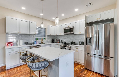 Newark Casa | Luxe Newark Retreat w/ Rooftop Deck: Pets Welcome!