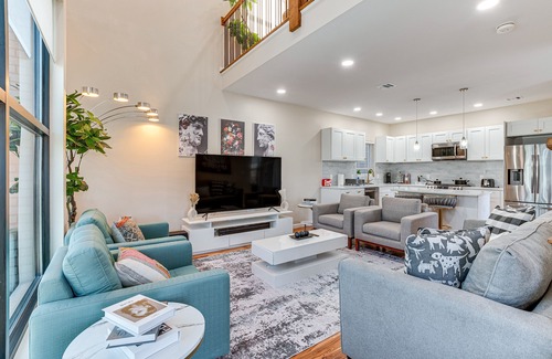 Newark Casa | Luxe Newark Retreat w/ Rooftop Deck: Pets Welcome!
