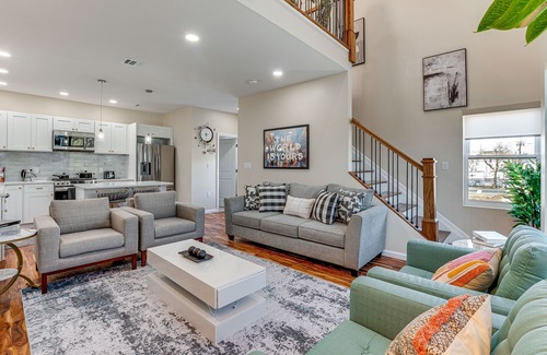 Newark Casa | Luxe Newark Retreat w/ Rooftop Deck: Pets Welcome!