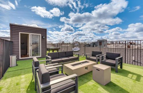 Newark Casa | Luxe Newark Retreat with Rooftop Deck Pets Welcome!