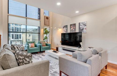 Newark Casa | Luxe Newark Retreat with Rooftop Deck Pets Welcome!