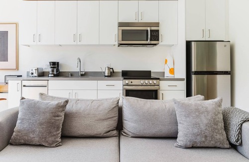Cathedral Hill Apartamento | Luxe Nob Hill 1BR w/ Pet Area & Rooftop, nr Hospital, by Blueground