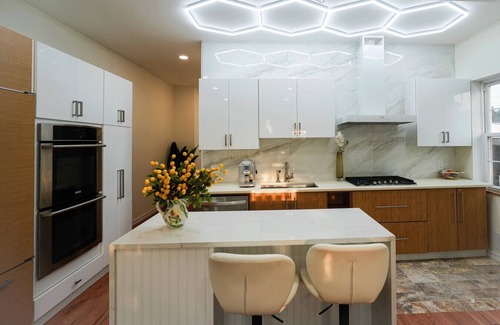 West New York Apartamento | Luxe NYC View Mansion | 6BR 4BA + Balcony + Garage