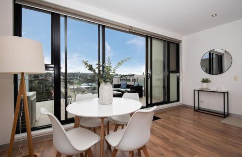 Mornington Casa | Luxe on Main in Mornington Views of the Bay