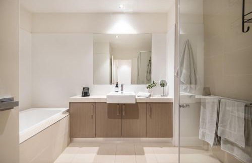 Mornington Casa | Luxe on Main in Mornington Views of the Bay