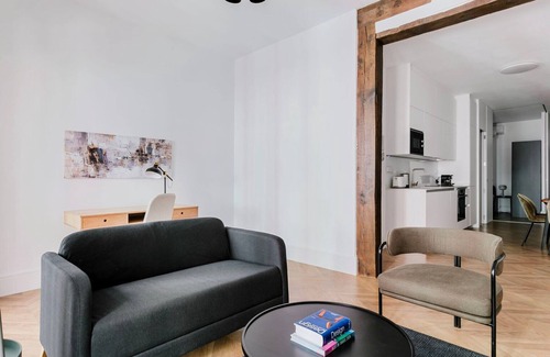 Barrio de La Latina Apartamento | Luxe Palacio 2BR w/ Balcony & A/C, nr Bars & Dining, by Blueground