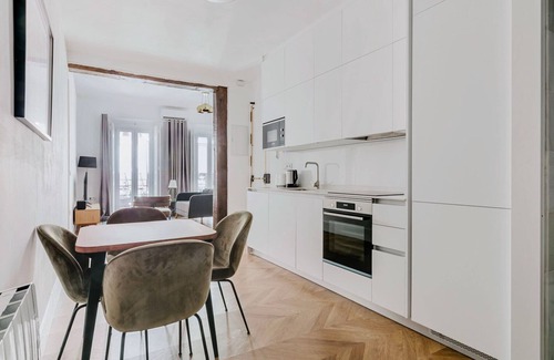 Barrio de La Latina Apartamento | Luxe Palacio 2BR w/ Balcony & A/C, nr Bars & Dining, by Blueground