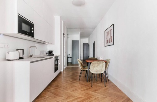Barrio de La Latina Apartamento | Luxe Palacio 2BR w/ Balcony & A/C, nr Bars & Dining, by Blueground