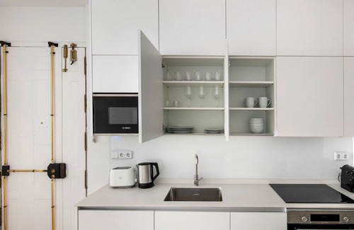 Barrio de La Latina Apartamento | Luxe Palacio 2BR w/ Balcony & A/C, nr Bars & Dining, by Blueground